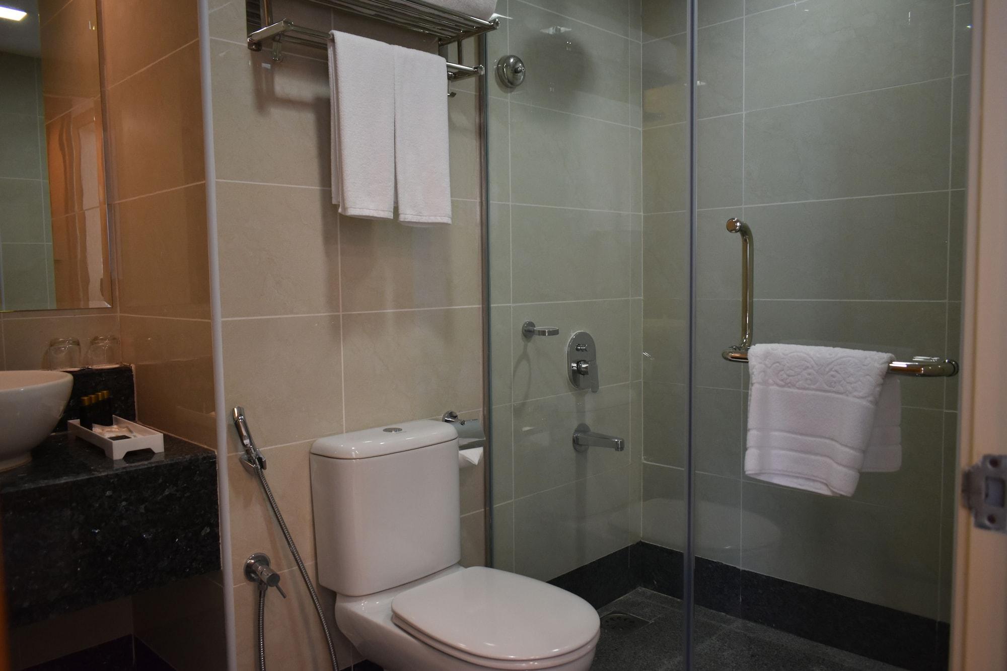 Tenera Hotel Bangi Eksteriør billede Bathroom with shower enclosure
