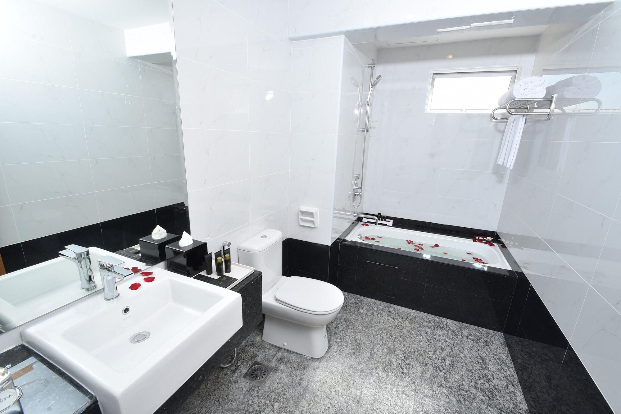 Tenera Hotel Bangi Eksteriør billede A modern bathroom
