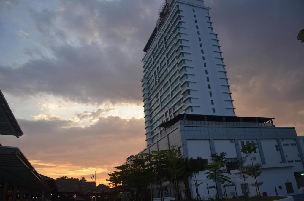 Tenera Hotel Bangi Eksteriør billede The 10-storey tower of the hospital