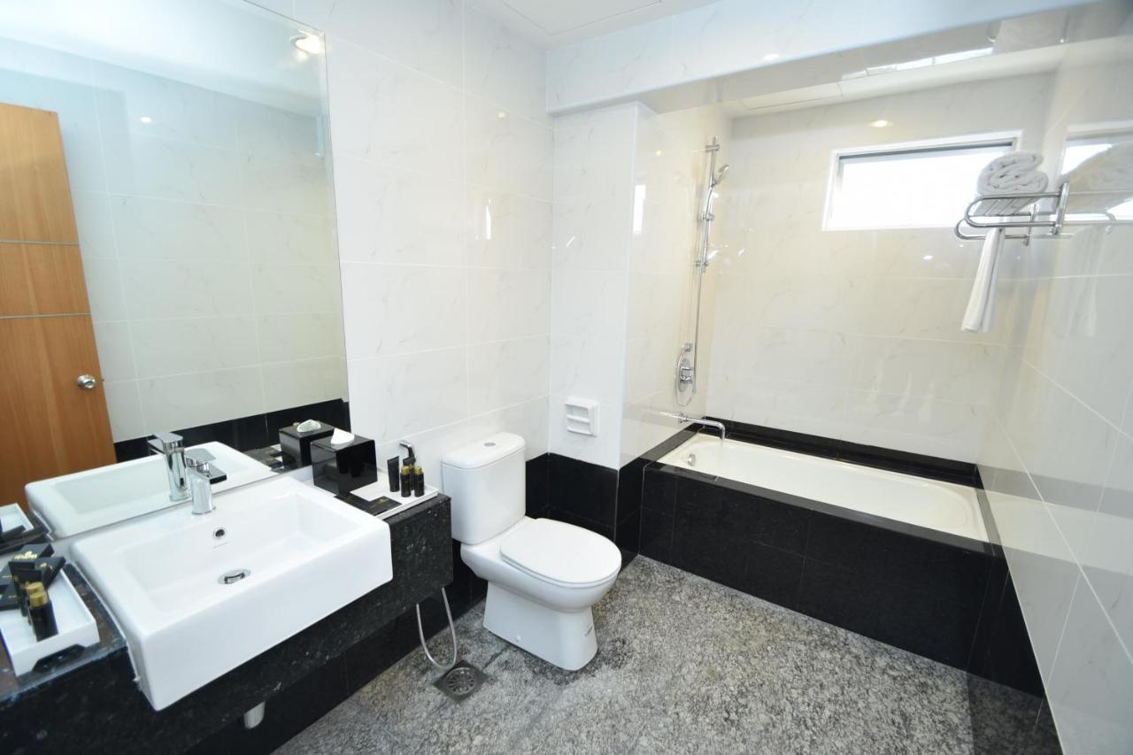 Tenera Hotel Bangi Eksteriør billede A modern bathroom