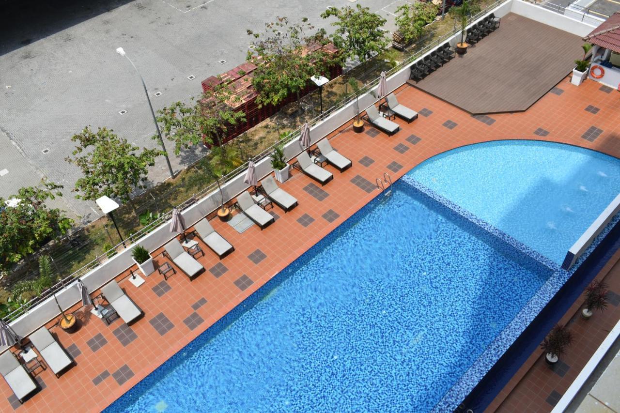 Tenera Hotel Bangi Eksteriør billede The pool at the hotel